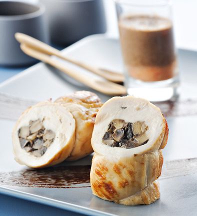 Cannellonis de Poulet Fermier d'Auvergne aux champignons de Paris, lait d'olives noires et purée de tomate