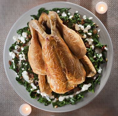 Chapon Fermier d'Auvergne Label Rouge simplement rôti, florentine d'épinards aux raisins et aux pignons de pins, émulsion de riz basmati au lait de coco