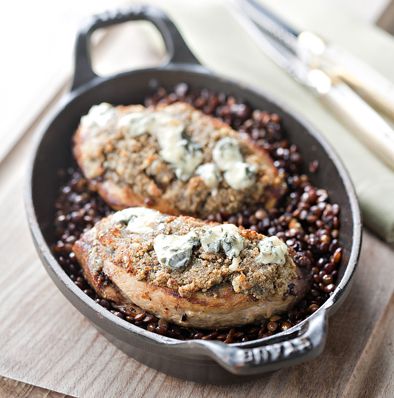 Suprêmes de Pintade Fermière d'Auvergne Label Rouge rôtis en croûte de Fourme d'Ambert, lentilles vertes du Puy confites au vin rouge de Saint-Pourçain