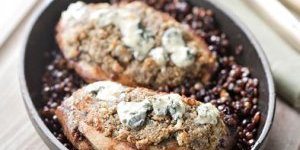 Suprêmes de Pintade Fermière d'Auvergne Label Rouge rôtis en croûte de Fourme d'Ambert, lentilles vertes du Puy confites au vin rouge de Saint-Pourçain