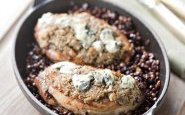 Suprêmes de Pintade Fermière d'Auvergne Label Rouge rôtis en croûte de Fourme d'Ambert, lentilles vertes du Puy confites au vin rouge de Saint-Pourçain